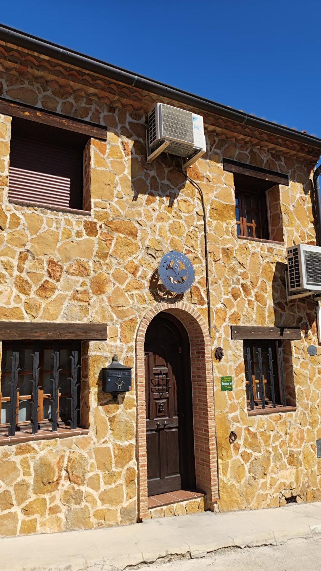 Ruralrut-El Tiemblo Wifi, Cabina De Hidromasaje, Aire Acondicionado Y A Pocos Metros De Zonas De Bano Naturales Buitenkant foto